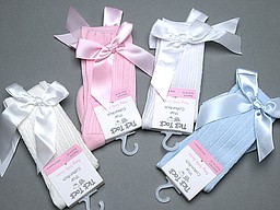 Baby knee highs with ribbed pattern and bow in light colors