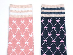 Children's kneehigh with lines and hearts as print Children's kneehigh with lines and hearts as print