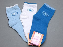 Short kids socks with heart in flower