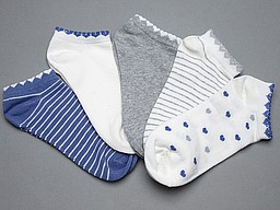 Kids sneaker socks with hearts in denim and ecru Kids sneaker socks with hearts in denim and ecru