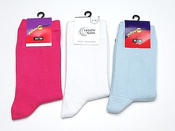 Somewhat thicker kid's socks in solid colors