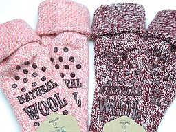 Woolen homesocks with antislip in pink and burgundy Woolen homesocks with antislip in pink and burgundy