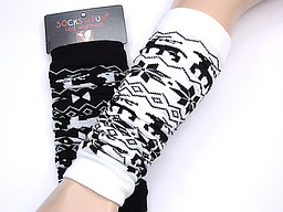 Legwarmer in black or white with a nordic pattern Legwarmer in black or white with a nordic pattern