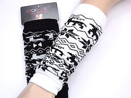 Legwarmer in black or white nordic pattern