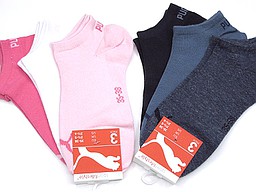 Ladies sneaker socks from Puma in a pink mix or only white