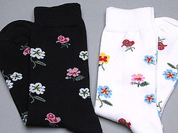 Seamless women's socks with small flowers in black or white